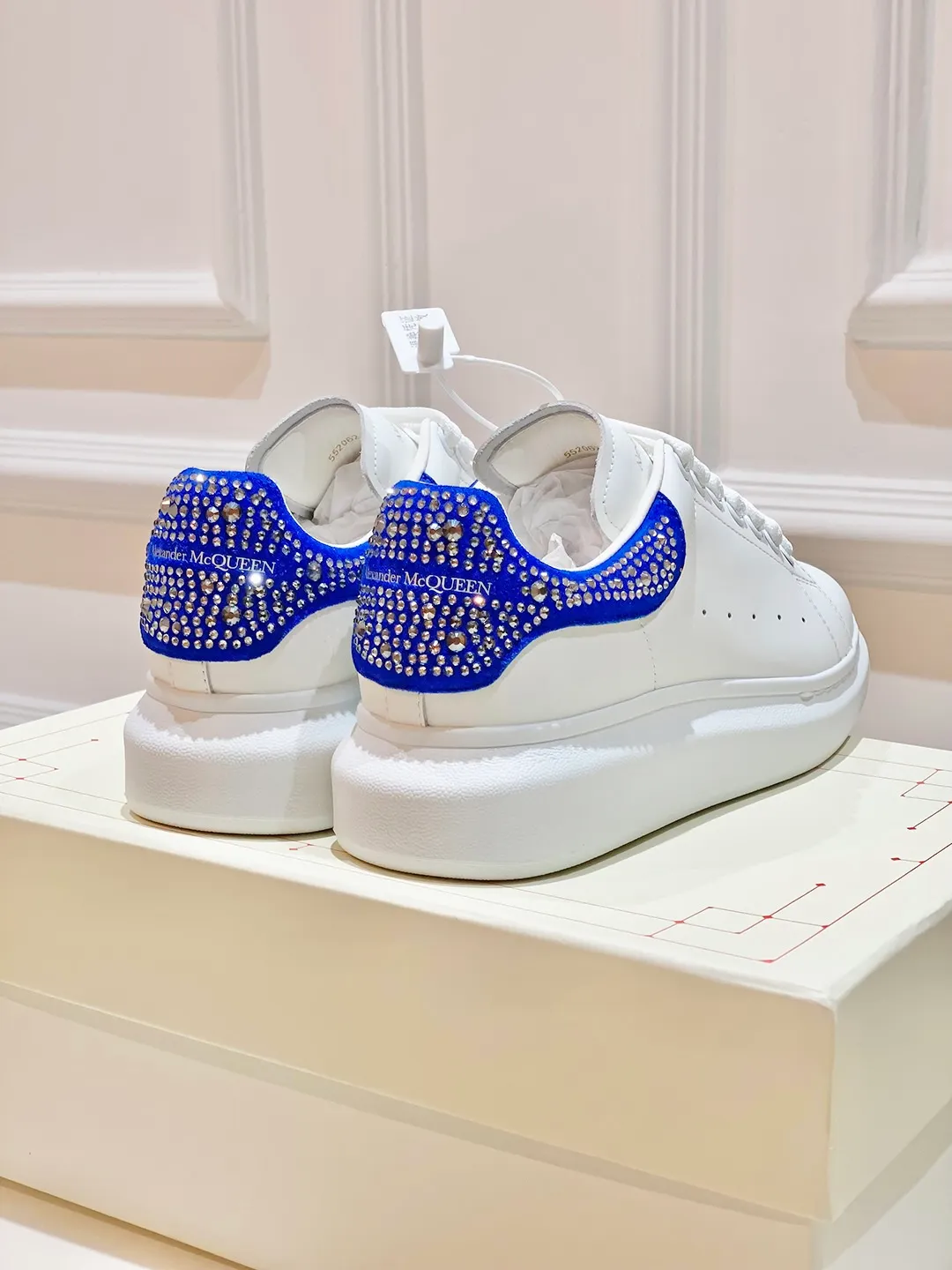 👟👟Ex-factory price 560👟👟 𝐀𝐥𝐞𝐱𝐚𝐧𝐝𝐞𝐫 𝐌𝐜𝐐𝐮𝐞𝐞𝐧A must-have for going out ~ full of confidence. McQueen white shoes are versatile and can instantly elongate your proportions. The long legs that fill the screen make you confident, sweet and cool, and can be controlled by both male and female gods, making you look better as you wear them. ⭐Shoe upper material: first-layer cowhide ⭐Shoe lining material: sheepskin ⭐Available sizes: 35-40, male 39-45 (female 40, male 45 customized)